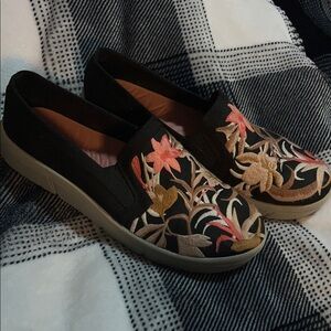 BARETRAPS Bonaire Women's Slip- on Black W/ Peach Embroidery Shoes Sz. 6 1/2 M